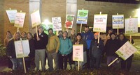 ONA nurses and allies hold a community-wide informational picket outside PeaceHealth Sacred Heart Home Care Services Eugene offices Nov. 29. Photo Courtesy of the Oregon Nurses Association (ONA).